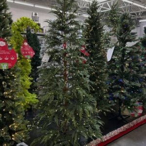 Pallet Christmas Tree – Holiday Decor & Seasonal Merchandise |50-80 Pieces